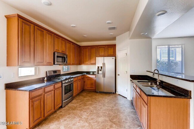 Building Photo - 1740 W Cottonwood Ln