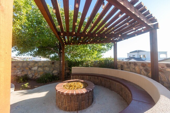 Building Photo - Stunning 4 bedroom, 2,5 bath home in West ...