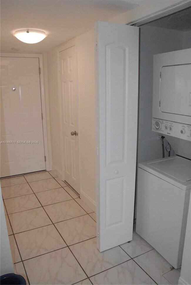 Building Photo - 10907 N Kendall Dr