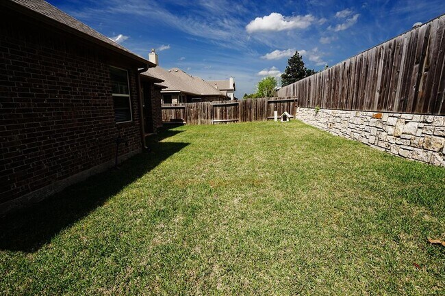 Building Photo - 1067 Cedar Lake Ct