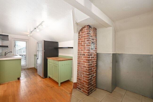 Building Photo - 1509 10th Ave W