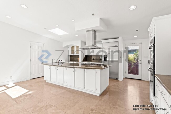 Building Photo - 361 Linfield Dr
