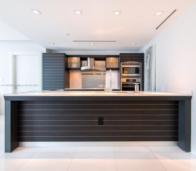 Primary Photo - 200 Biscayne Blvd Way