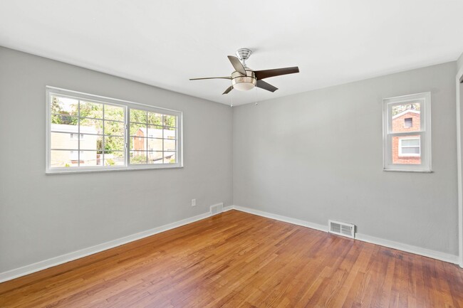 Building Photo - AVAILABLE JUNE 1ST!! STUNNING 3 BEDROOM IN...