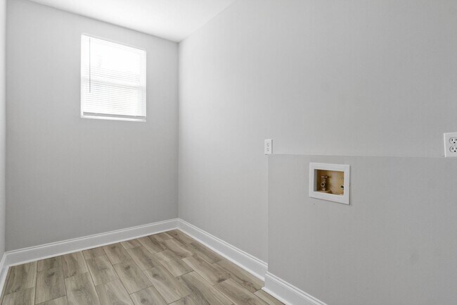 Building Photo - 136 W Rossview Rd