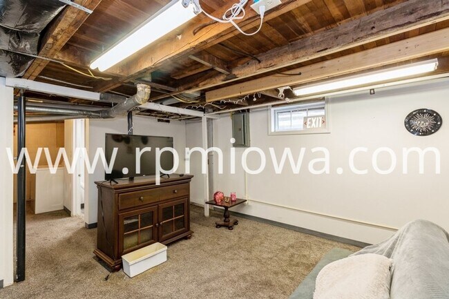 Building Photo - FENCED IN YARD!! 3 Bedroom, 2 Bath Home in Ames