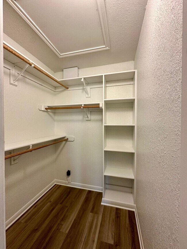 Building Photo - Spacious Newly Renovated 4/2 Walking Dista...