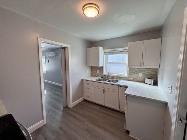 Building Photo - Fully Renovated 2BR Home Near Downtown Win...