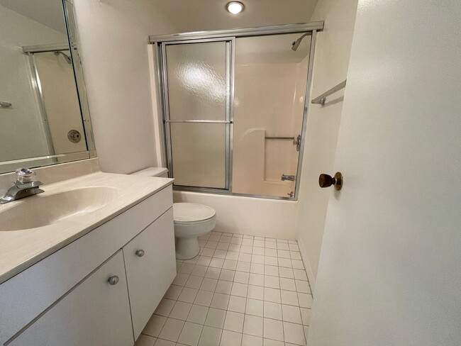 Building Photo - Unfurnished 2 BR 2 Bath Annual Rental in R...