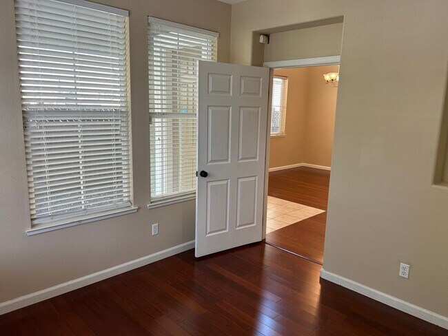 Building Photo - Beautiful 4 Bedroom 3 Bathroom in Quiet Neighborhood with SOLAR
