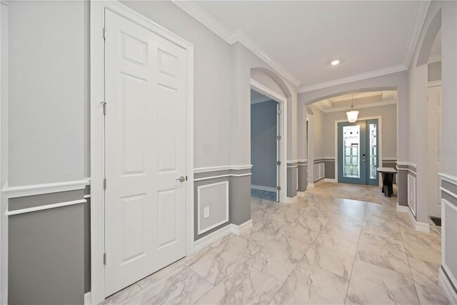 Building Photo - 645 Maraviya Blvd