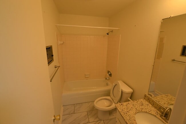 Building Photo - MOVE IN SPECIAL!  Newly updated, 2 bedroom, 2 bath Condo at Westdale Club Condos