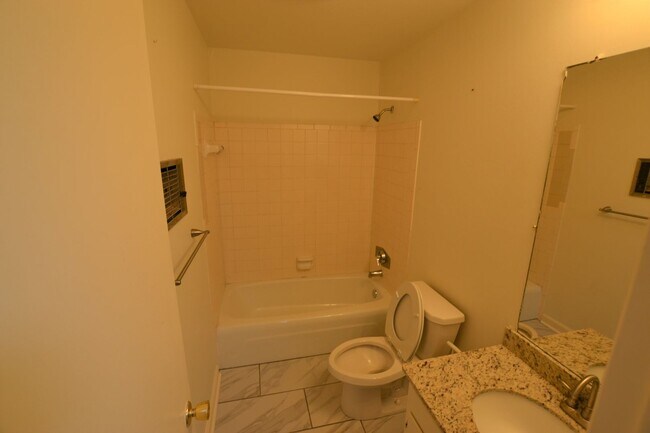 Building Photo - Newly updated, 2 bedroom, 2 bath Condo at Westdale Club Condos