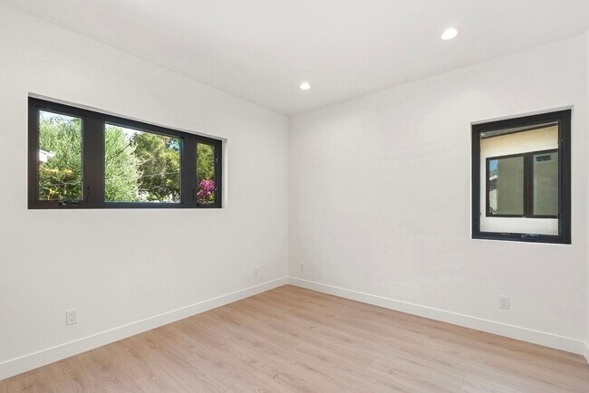 Building Photo - Stunning brand new construction, modern lu...