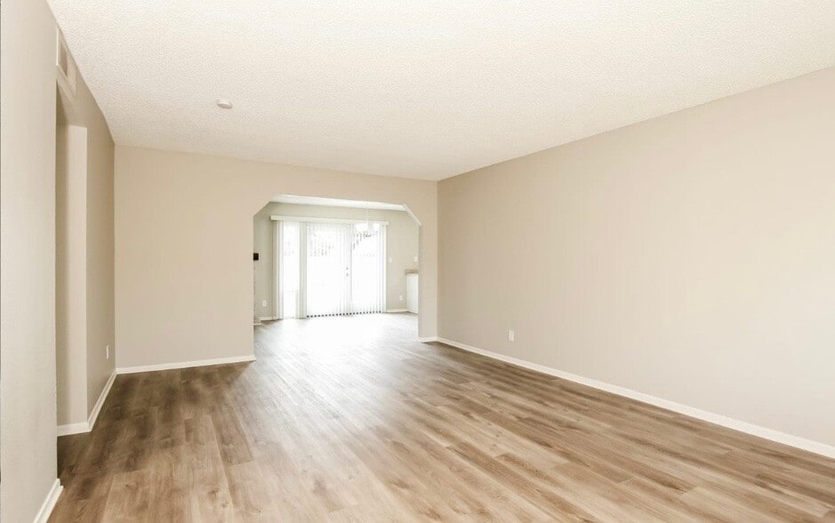 Building Photo - 5435 W Altadena Ave