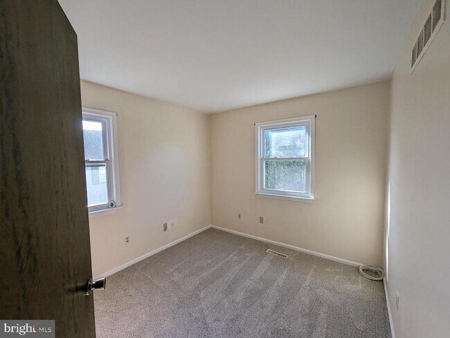 Building Photo - 830 Woodcrest Dr