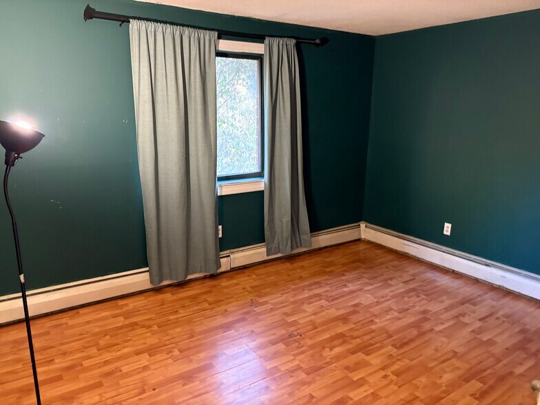 Building Photo - 1225 Bodwell Rd