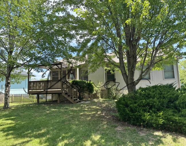Building Photo - 1530 NE Stonewood Dr
