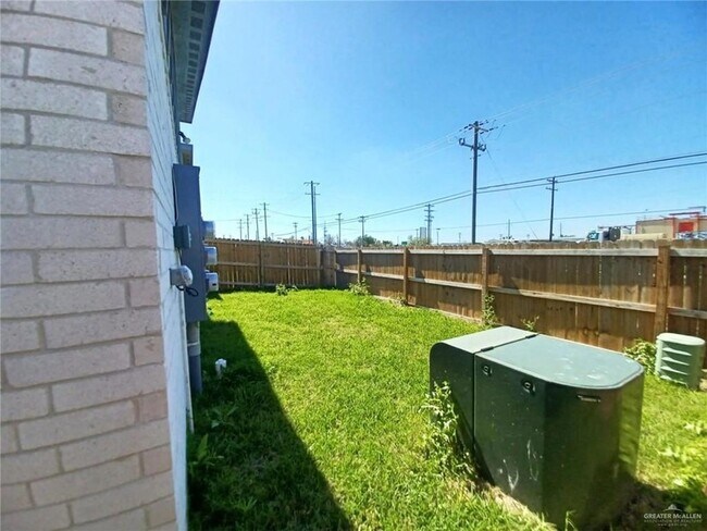 Building Photo - 1630 Playa Dr