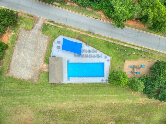 Building Photo - Spacious Home + East Edmond + 4 bedrooms