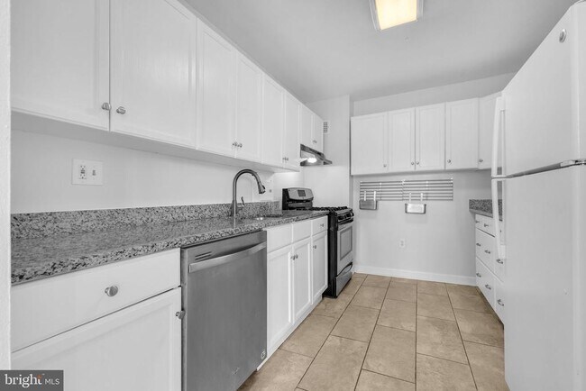 Building Photo - 1225 Martha Custis Dr