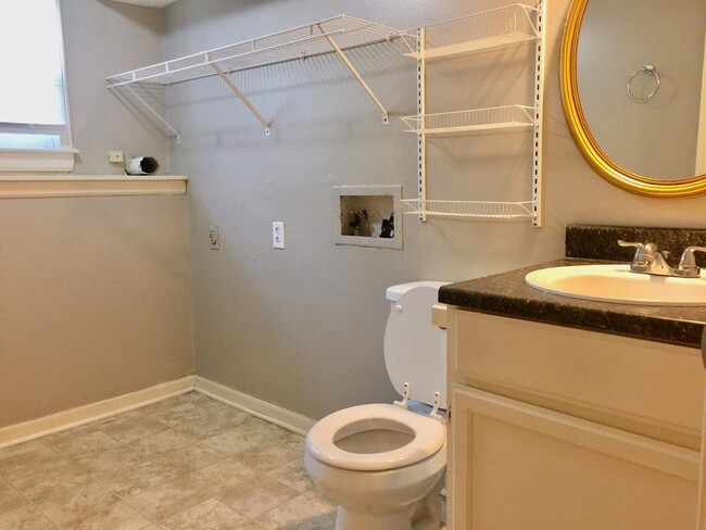 Building Photo - Walk to shopping and restaurants and high school