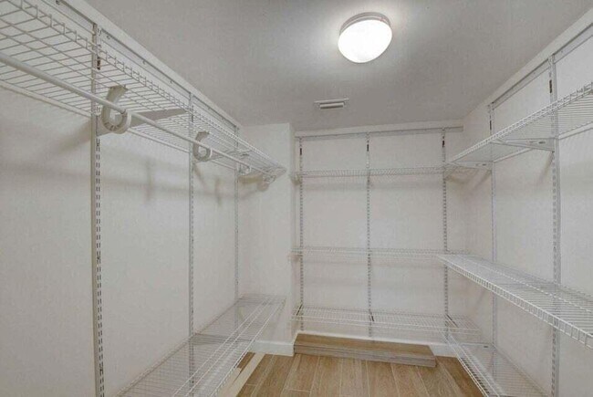 Building Photo - 400 Club Cir