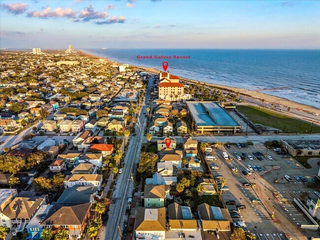 Building Photo - 2207 Bernardo De Galvez Ave