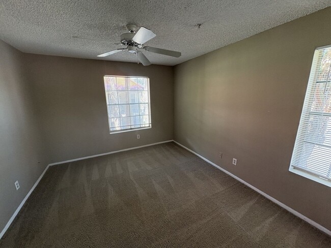 Building Photo - Large 2 bedroom 2 bath Condo