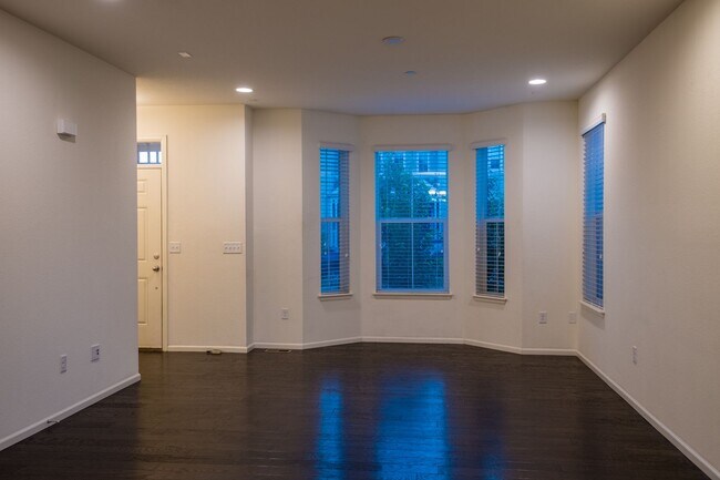 Building Photo - 2 Bedroom 2 1/2 Bath in Mosaic