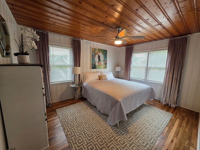 Building Photo - Pink Flamingo #1