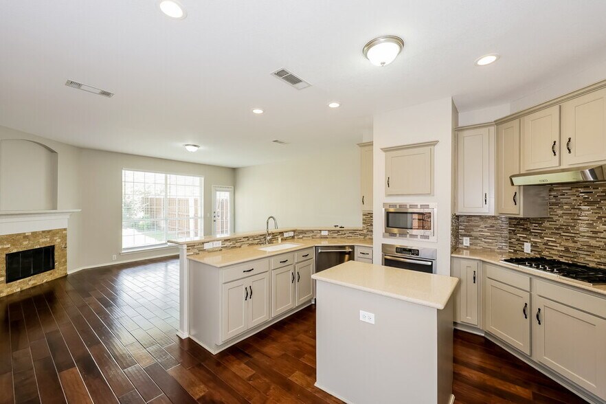 Building Photo - 2325 Cimmaron Dr