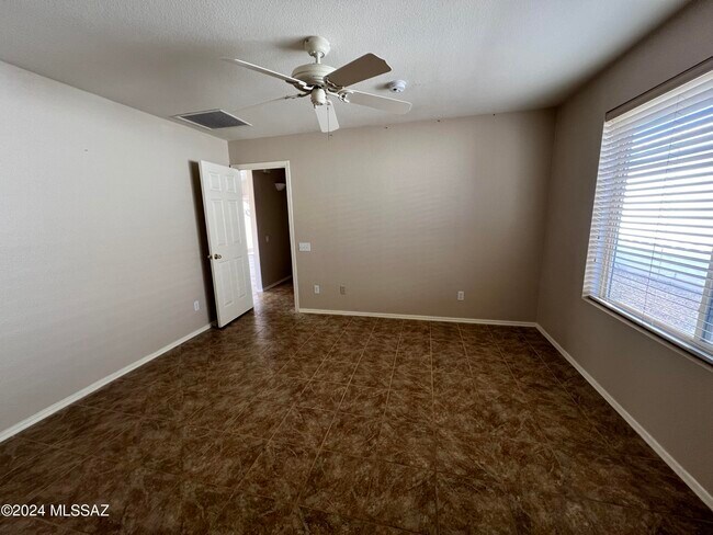 Building Photo - 8820 N Mesquite Bluffs Pl