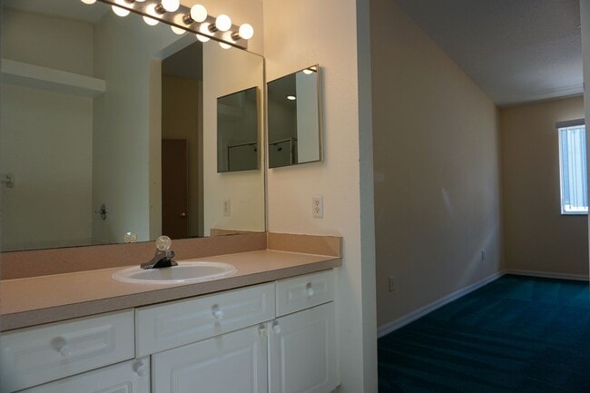 Building Photo - TownHome in Island Club West