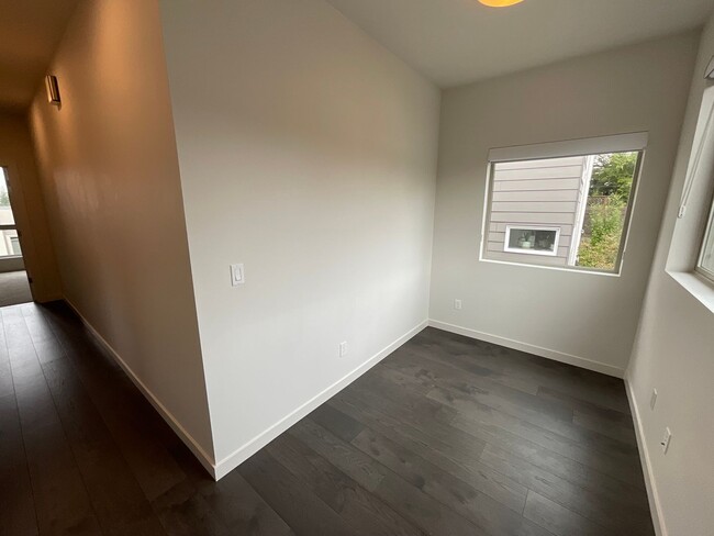 Building Photo - QUEEN ANNE 3 BED, 2 BATH TOWNHOME FOR RENT...