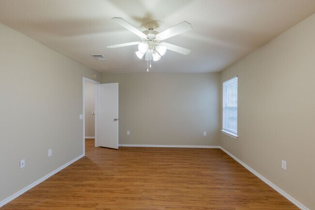 Building Photo - Charming 3BR/2.5BA Home with Spacious Back...