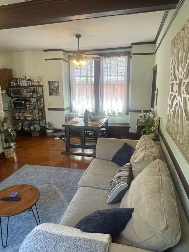 Building Photo - Gorgeous 3BD/2BA Single Family Home in Mid...