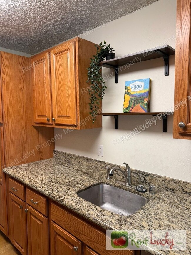 Building Photo - Beautiful 1-Bedroom Condo in Kirkland w/ Covered Parking and Patio Storage!