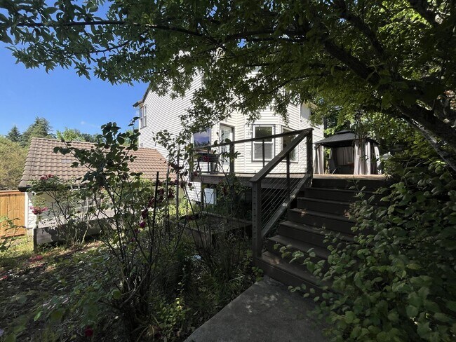 Building Photo - Stunning Bull Mountain Home with Gourmet Kitchen & Luxurious Primary Suite Retreat