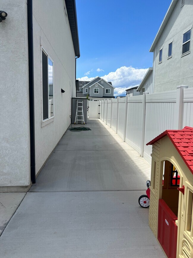 Building Photo - 887 S 370 W