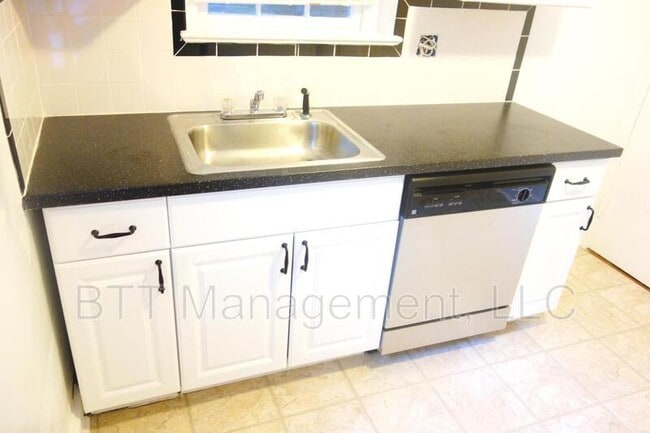 Building Photo - 8409 Greenwood Ave