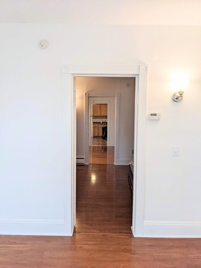 Building Photo - 612 E Morton St