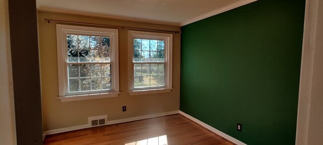 Building Photo - Ranch style home with full basement