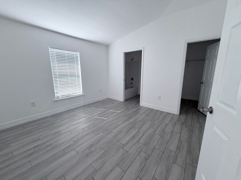 Building Photo - 1544 Gretchen Ave S