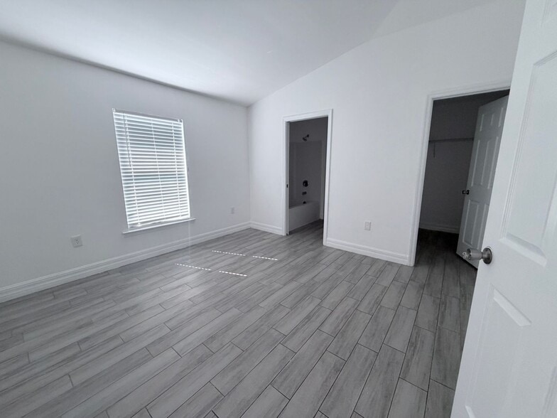 Building Photo - First Month's FREE !!! 2/2 plus Bonus Room