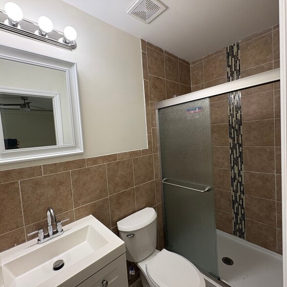 Building Photo - 825 Forest Lake Dr S