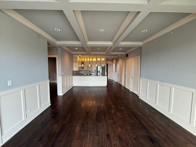 Building Photo - Luxury 3BR/2BA Condo – Prime Hyde Park Location, Modern Finishes