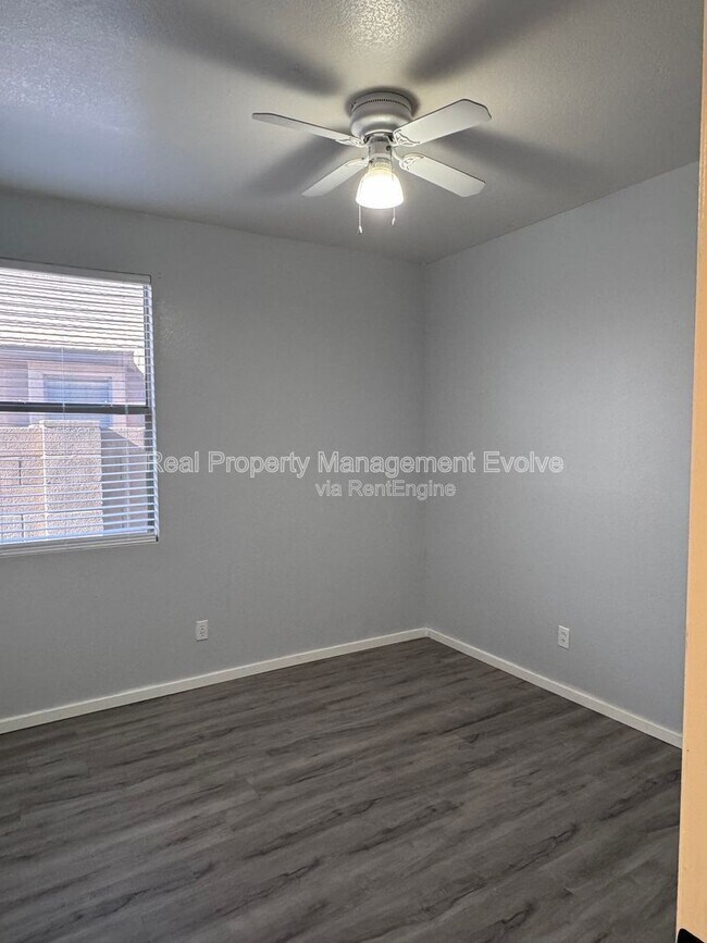 Building Photo - 5814 W Alice Ave