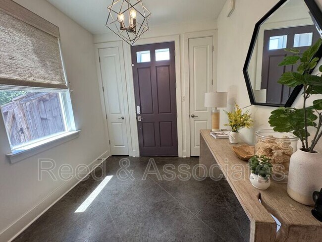 Building Photo - 1080 Blythe St