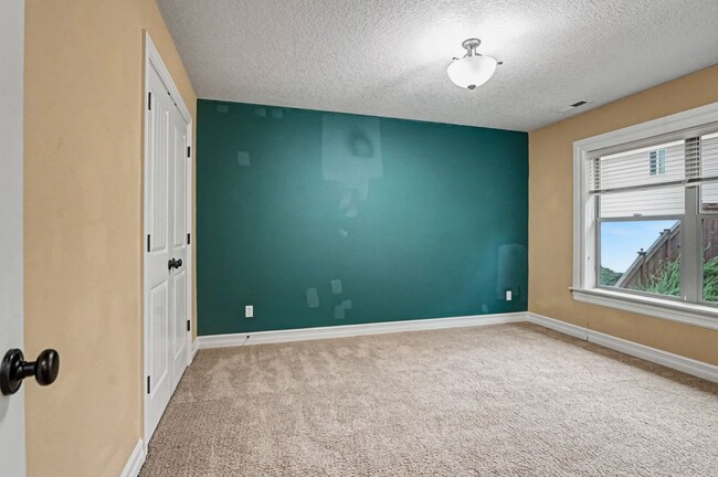 Building Photo - 4 bed, 2.5 bath Two-Story Home in West Salem